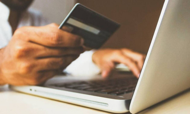 Παραμένει η υποχρέωση για ηλεκτρονικές αποδείξεις στο 30% του εισοδήματος 