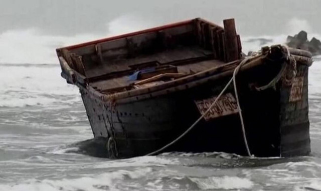 Θρίλερ: Ξεβράστηκαν σε παραλία βάρκες με πτώματα