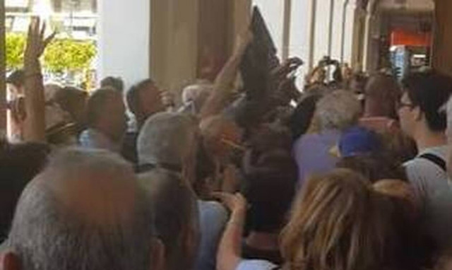 Πάτρα: Ο ένας πάνω στον άλλον για ένα εισιτήριο για τη συναυλία της Γιώτας Νέγκα!