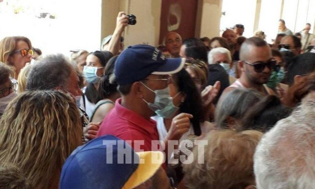 Πάτρα: Απίστευτες εικόνες συνωστισμού στο δημοτικό θέατρο - Παρέμβαση της αστυνομίας (pics - vid)