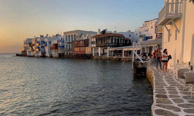 Κορονοϊός - Μύκονος: Έφοδοι της αστυνομίας σε κέντρα διασκέδασης