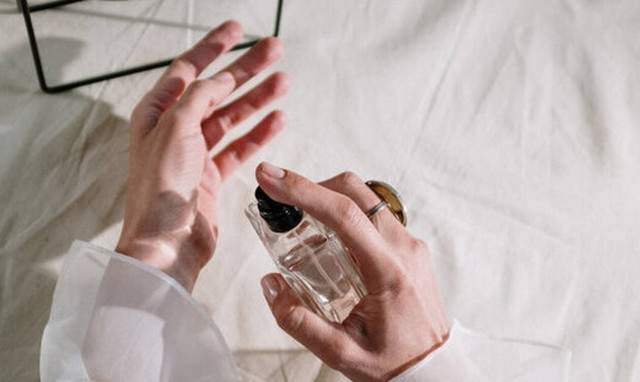 Δεν κρατάει το άρωμα σου τώρα το καλοκαίρι; Δες τι πρέπει να κάνεις