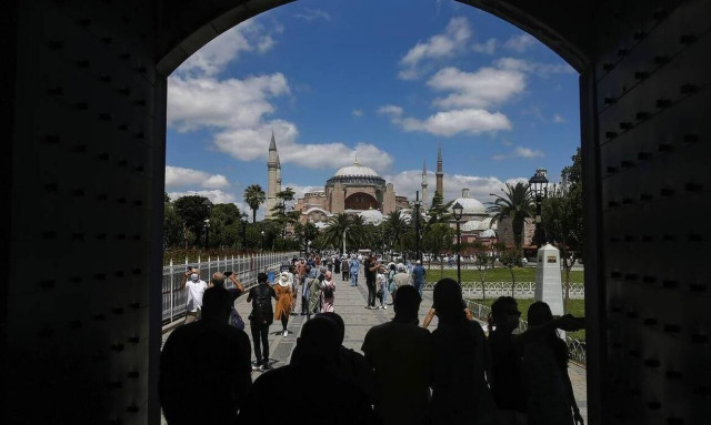 Αίσχος! Η φωτογραφία – πρόκληση μέσα στην Αγία Σοφία