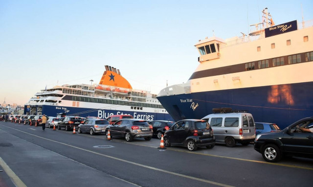 Όπου φύγει – φύγει: Αναχωρούν οι αδειούχοι του Αυγούστου - Ουρές στον Πειραιά