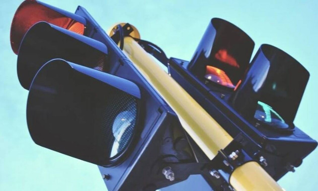 Τρίκαλα: Χαμός στη μέση του δρόμου - Τον έδειρε και τον ψέκασε