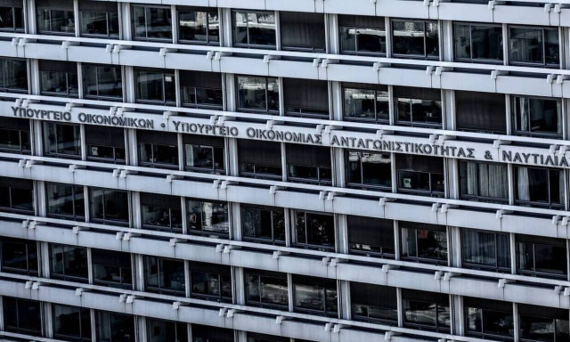 Νέο πακέτο στήριξης και νέα έξοδος στις αγορές το φθινόπωρο