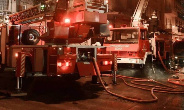 Αυτοκίνητο τυλίχθηκε στις φλόγες στην εθνική οδό Αθηνών - Λαμίας