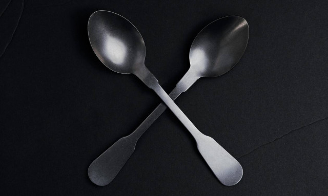 'Έχουν θαμπώσει τα μαχαιροπίρουνά σου; Δες πώς θα τα γυαλίσεις