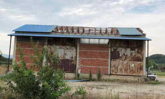 Χαλασμός στα Τρίκαλα: Ξηλώθηκαν στέγες - Έπεσαν δέντρα