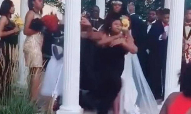 Χαμός σε γάμο: Η κόρη της νύφης έδειρε καλεσμένη 