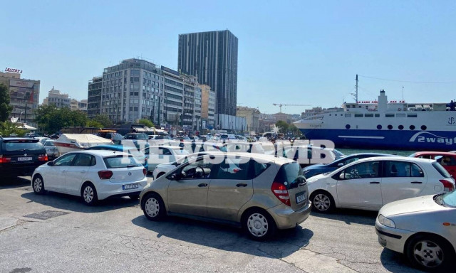 Συνεχίζεται η έξοδος των αδειούχων - Εικόνες από το λιμάνι του Πειραιά