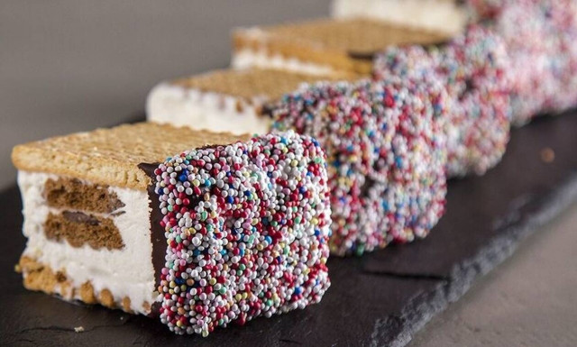 Άκης Πετρετζίκης: Το απολαυστικό παγωτό σάντουιτς του Άκη