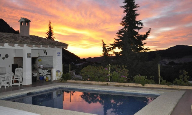 Σάλος στην Χαλκιδική: Δέκα αγόρια και κορίτσια σε βίλα... οργίων (pics)