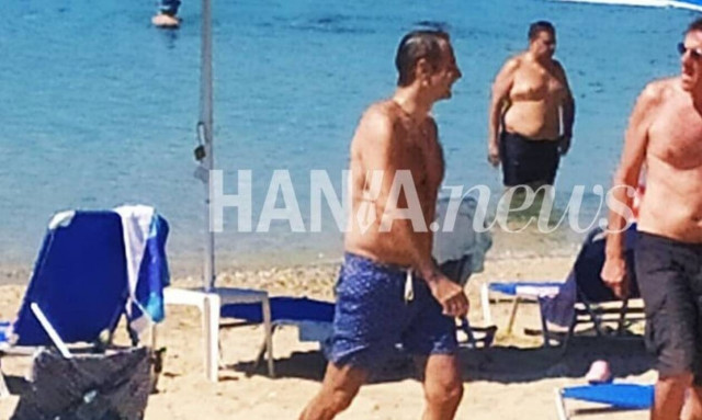 Στο Μαράθι για μπάνιο ο Κυριάκος Μητσοτάκης