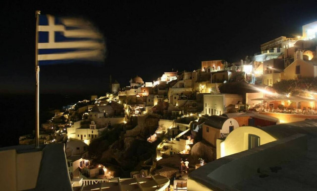 Σαρωτικοί οι έλεγχοι στα νησιά: Συλλήψεις και πρόστιμα σε Πάρο, Μύκονο και Σαντορίνη