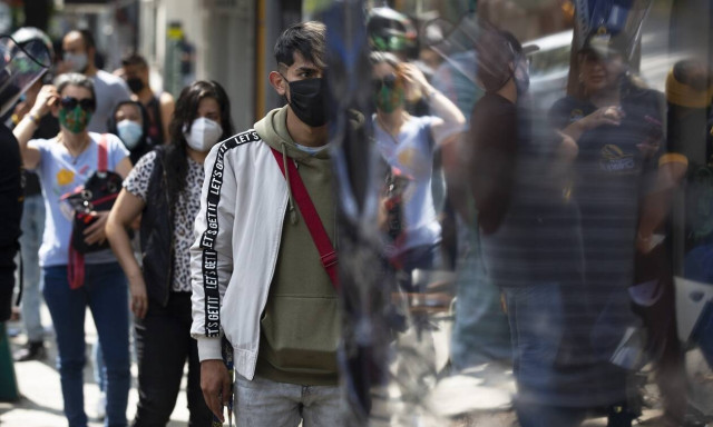 Κορονοϊός: Υποψίες μετάλλαξης! Ένα άτομο μπορεί να κολλήσει ακόμα και έξι άλλους