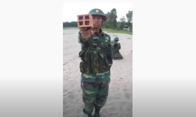 Βιετναμέζοι στρατιώτες κρατούν τούβλο στο χέρι - Δείτε γιατί