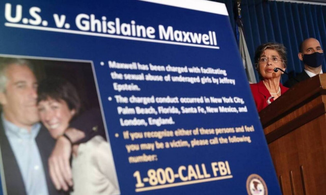 «Η Μάξγουελ με εκπαίδευε για σκλάβα»: Μαρτυρία - σοκ κατά της μαστροπού του Επστάιν