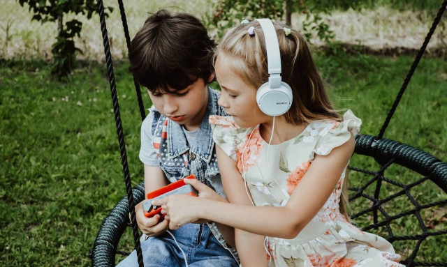 Τι προκαλεί τον ανταγωνισμό ανάμεσα στα αδέλφια;