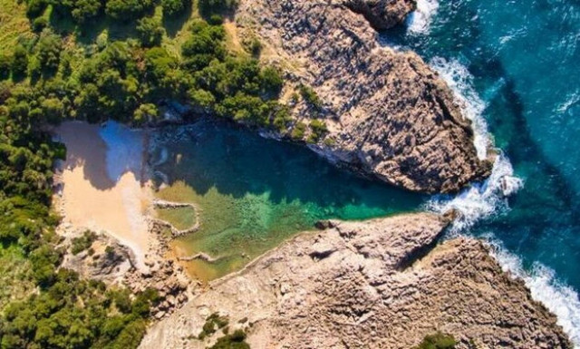 Γλώσσα: Η ομορφότερη φυσική πισίνα της Μεσογείου