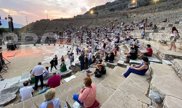 Κορονοϊός - Καβάλα: Συναυλία με… μάσκα και αστυνομικούς (pics)
