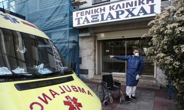 Κορονοϊός: Ξέσπασε ο γιος θύματος στην κλινική «Ταξιάρχαι» - «Χάθηκαν άδικα ψυχές» 