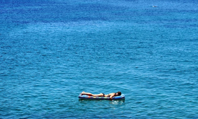 Νάξος: Περιπέτεια για κορίτσι που παρασύρθηκε με φουσκωτό στρώμα θαλάσσης