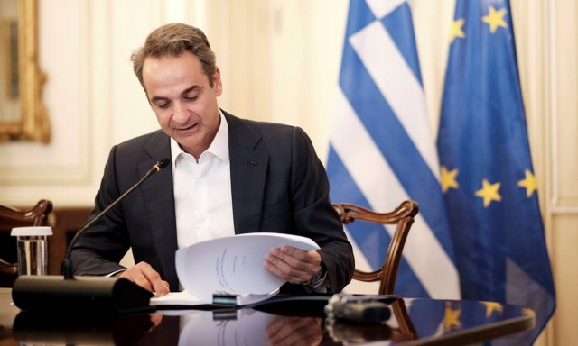 Κορονοϊός: «Πονοκέφαλος» για Μητσοτάκη τα δεκάδες κρούσματα - Έκτακτη τηλεδιάσκεψη και...όλα ανοιχτά