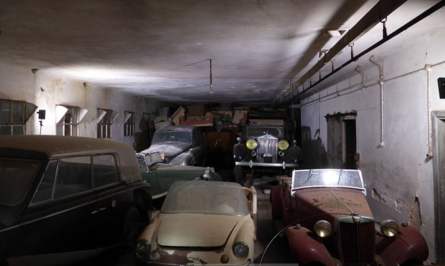 «Ξαναζωντανεύουν» τα αυτοκίνητα της τέως βασιλικής οικογένειας – Εντυπωσιακές εικόνες (pics - vid)