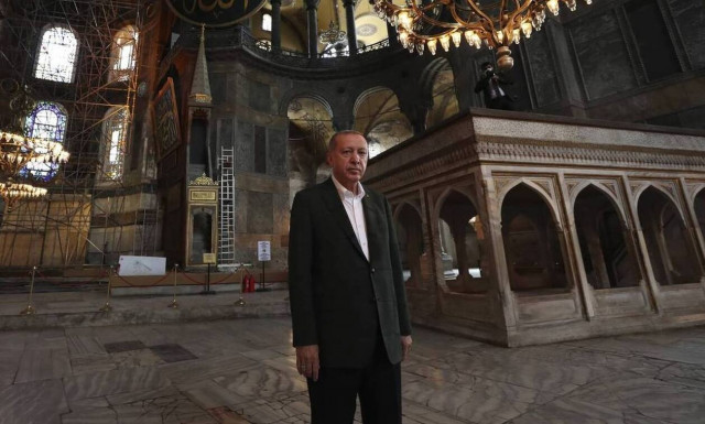 Δημοσκόπηση: Το τέλος του Ερντογάν - Τι λένε Έλληνες και Τούρκοι για την Αγιά Σοφιά