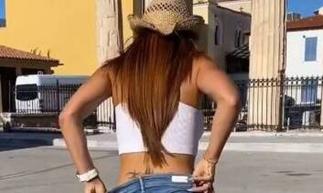 Σάλος στο κέντρο της Αθήνας! Έβγαλε τα ρούχα της στη μέση του δρόμου (pics)