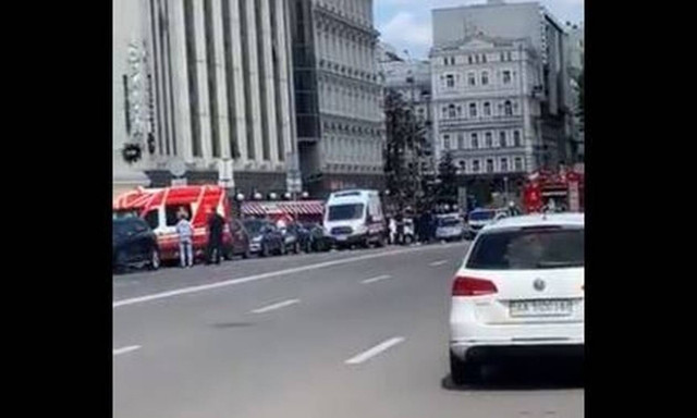 Συναγερμός στο Κίεβο: Άνδρας απειλεί να ανατινάξει τράπεζα εμπορικού κέντρου