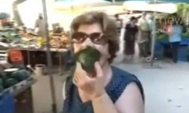 Θεά η κυρά Λευκοθέα: Πήγε στη λαϊκή χωρίς μάσκα αλλά έβαλε ένα φύλλο… μουριάς! (video)