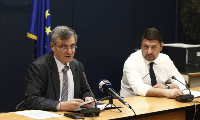 Κορονοϊός: Μάσκα ή πλαστική ασπίδα – Τι προτείνει ο Τσιόδρας για καλύτερη προστασία