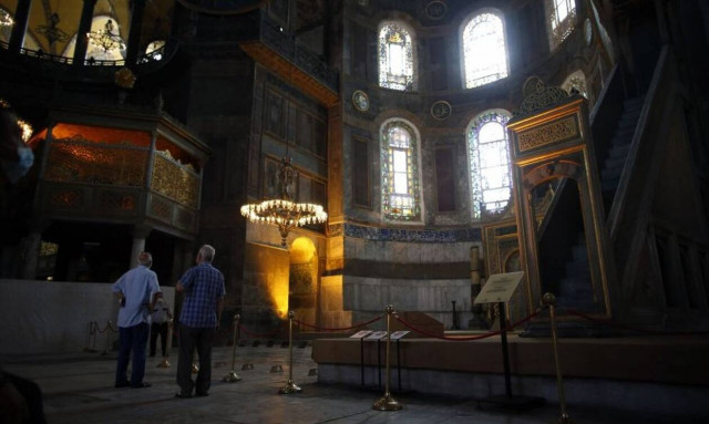 Αγιά Σοφιά: Αφγανοί άνοιξαν λάβαρο των Ταλιμπάν μέσα στο ναό (vid)