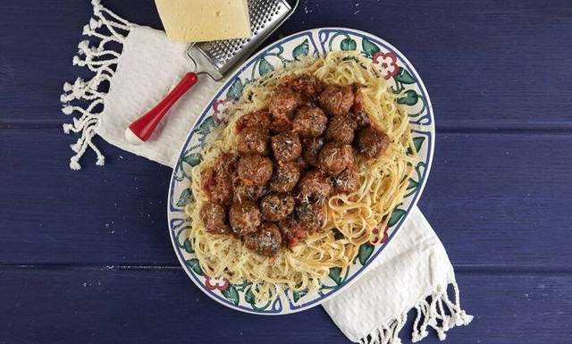 Πεντανόστιμη συνταγή για μακαρονάδα με κεφτεδάκια από τον Άκη Πετρετζίκη