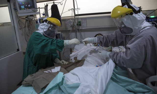 Κορονοϊός: «Βλέπουμε να συμβαίνουν τρελά πράγματα στον οργανισμό του ασθενούς»