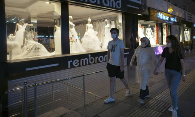 Κορονοϊός - «Καμπανάκι» ΠΟΥ σε νέους: Πρέπει πραγματικά να πάτε σε πάρτι;   