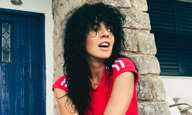 Πρέπει να δεις τα σέξι πόδια της Μαρίας Σολωμού!