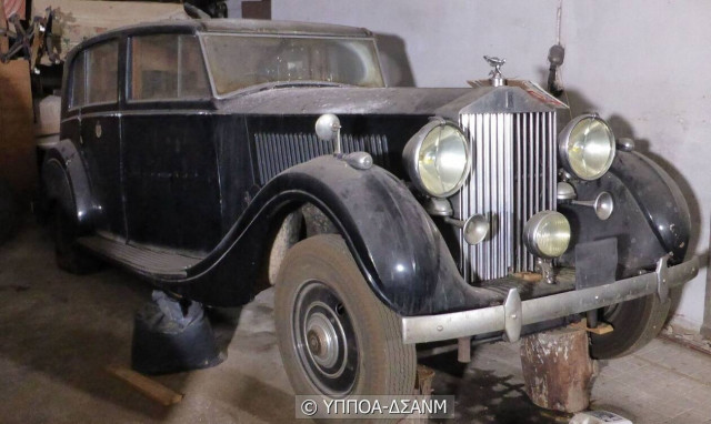 Κινούμενα μοντέρνα μνημεία τα αυτοκίνητα της πρώην βασιλικής οικογένειας