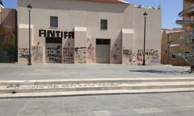 «Έλεος, κάντε κάτι: Μυρίζει με ούρα ολόκληρη η πλατεία!»