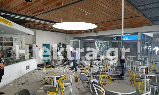 Κόρινθος: Βομβαρδισμένο τοπίο το εμπορικό κέντρο για να κλέψουν ΑΤΜ!