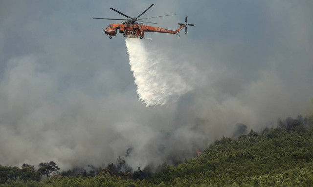 Μεγάλη φωτιά ΤΩΡΑ στα Κύθηρα: Κοντά σε σπίτια οι φλόγες