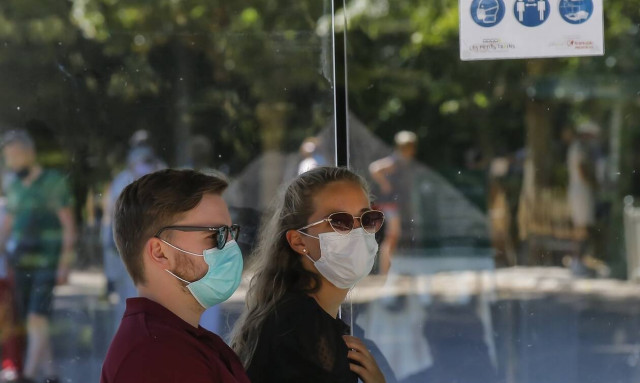 Κορονοϊός: Τα τρία συμπτώματα που εμφανίζουν σχεδόν όλοι οι ασθενείς