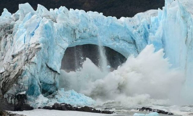 Η στιγμή που τεράστιος παγετώνας γίνεται 1.000 κομμάτια!