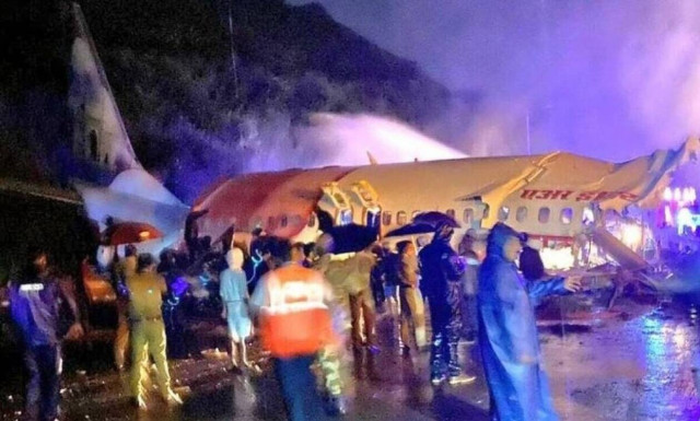 Ινδία: Τουλάχιστον 16 νεκροί και 15 σοβαρά τραυματίες από τη συντριβή αεροσκάφους