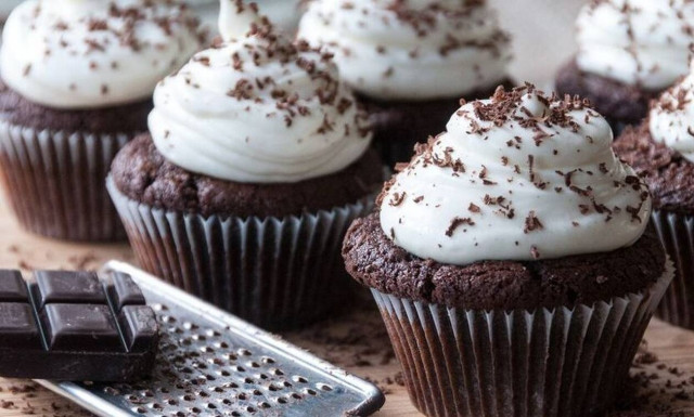 Άκης Πετρετζίκης: Cupcakes με μπίρα και σοκολάτα