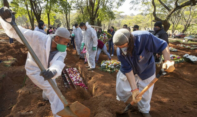 Κορονοϊός - Βραζιλία: 100.000 νεκροί στη Βραζιλία - «Αδιαφορεί» ο Μπολσονάρο 