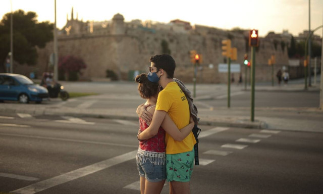 Κορονοϊός - Έρευνα: Οι νέοι μεταδίδουν τον ιό ακόμα κι όταν δεν έχουν συμπτώματα