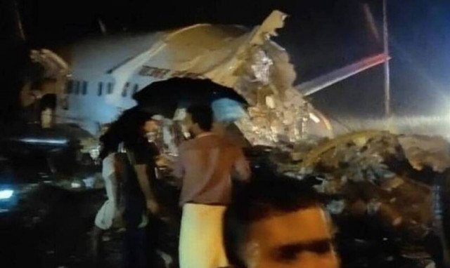 Ινδία: Αεροπλάνο με 191 επιβάτες συνετρίβη την στιγμή της προσγείωσης